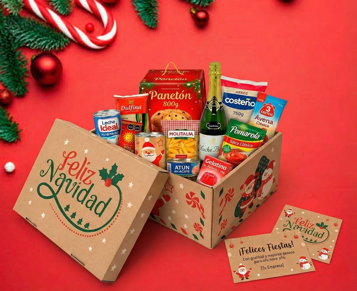 Canasta Económica: caja navideña kraft abierta con panetón, espumante, leche, fideos, atún, avena y tarjeta de saludo